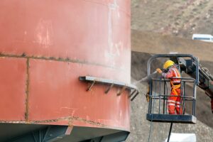 worker sandblasting the exterior of a steel tank 1 4 1 nettoyage exterieur sablage cuve et reservoir